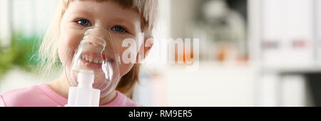 Glückliches Kind macht Inhalation zu Hause für Stockfoto