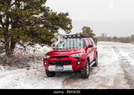 2014 Toyota 4Runner Trail Premium auf schneebedeckten County Road 108 südlich von Salida, Colorado, USA Stockfoto