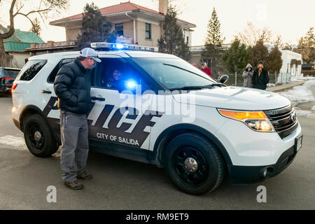 Polizei Auto & Leuchten; Escort eine Parade in der kleinen Stadt von Salida, Colorado, USA Stockfoto