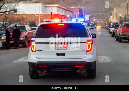 Polizei Auto & Leuchten; Escort eine Parade in der kleinen Stadt von Salida, Colorado, USA Stockfoto