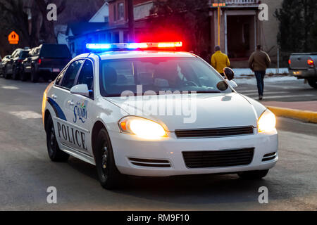 Polizei Auto & Leuchten; Escort eine Parade in der kleinen Stadt von Salida, Colorado, USA Stockfoto