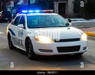 Polizei Auto & Leuchten; Escort eine Parade in der kleinen Stadt von Salida, Colorado, USA Stockfoto