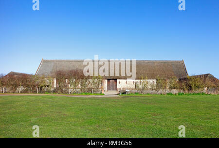 Ein Blick auf die komplett restaurierte Elisabethanische große Scheune an der Küste von Norfolk auf Waxham, Norfolk, England, Vereinigtes Königreich, Europa. Stockfoto