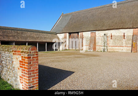 Ein Blick auf das West End auf das komplett restaurierte Elisabethanische große Scheune an der Küste von Norfolk auf Waxham, Norfolk, England, Vereinigtes Königreich, Europa. Stockfoto