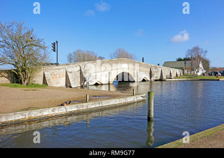 Ein Blick auf die mittelalterliche Brücke über den Fluss Thurne auf der Norfolk Broads an Potter Heigham, Norfolk, England, Vereinigtes Königreich, Europa. Stockfoto