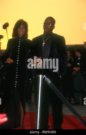 PASADENA, Ca - 5. Januar: Sängerin Whitney Houston und Sänger Bobby Brown die 26. jährlichen NAACP Image Awards am 5. Januar 1993 Teilnahme an Pasadena Civic Auditorium in Pasadena, Kalifornien. Foto von Barry King/Alamy Stock Foto Stockfoto