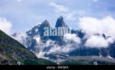 Die Aiguille du Dru in den Französischen Alpen in der Nähe von Chamonix an einem schönen Sommertag mit leichter Bewölkung Stockfoto