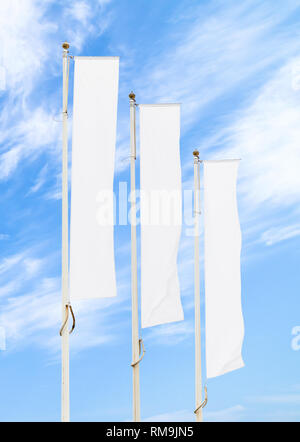 Drei leere weiße Fahnen Fahnenmasten gegen bewölkt blauer Himmel mit Perspektive, Corporate Flagge Mockup zu Ad-Logo, Text oder Symbol, Firma Identität Flagge Stockfoto