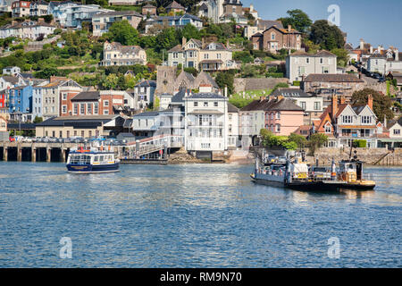 23. Mai 2018: Dartmouth, Devon, Großbritannien - Die untere Fähre, überqueren den Fluss Dart und nähert sich Kingswear. Schlepper, lenkt es über alongsi gesehen werden können Stockfoto