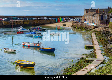 15. Juni 2018: Fowey, Cornwall, UK - Der Hafen und harborside Cottages. Stockfoto