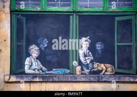 Ausgeblendet mystischen Wandbild mit einem Leben Szene von einem Fischerdorf mit Menschen und Tieren, die in einem Ummauerten Fenster Öffnung in der Wand eines alten Bui lackiert abgenutzt Stockfoto