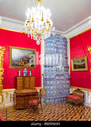 18. September 2018: In St. Petersburg, Russland - Zimmer im Peterhof Grand Palace mit keramischer Kachelofen.