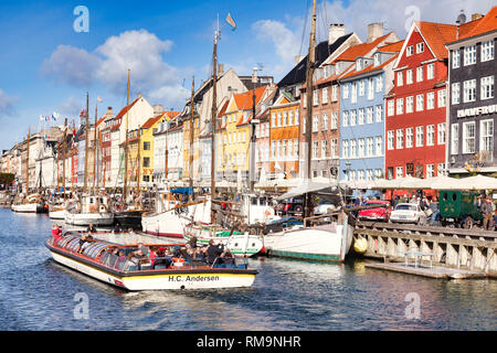 23. September 2018: Kopenhagen, Dänemark - Kanal Boot voller Touristen Sightseeing entlang des Kanals im Kopenhagener Stadtteil Nyhavn, mit seiner Farbe Stockfoto