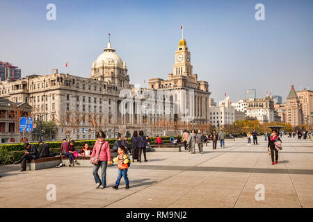 29. November 2018: Shanghai, China - Besucher zu Fuß auf den Bund, neben dem Fluss Huangpu in Shanghai. Stockfoto