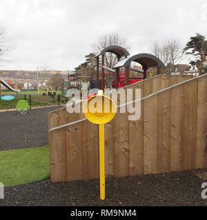 Gelbe Sprechröhre in einem Park Stockfoto