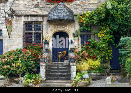 Frankreich, Morbihan, Rochefort en Terre, Les Plus beaux villages de France (Schönste Dörfer Frankreichs), antiken Händler auf dem Place du P Stockfoto