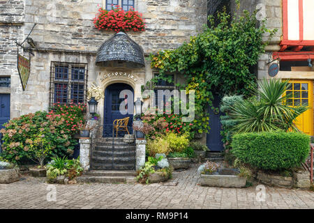 Frankreich, Morbihan, Rochefort en Terre, Les Plus beaux villages de France (Schönste Dörfer Frankreichs), antiken Händler auf dem Place du P Stockfoto