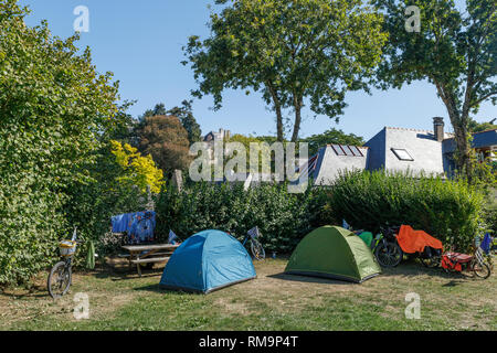 Frankreich, Morbihan, La Roche Bernard, Zelte auf einem Campingplatz // Frankreich, Morbihan (56), La Roche-Bernard, Tentes sur un Camping Stockfoto