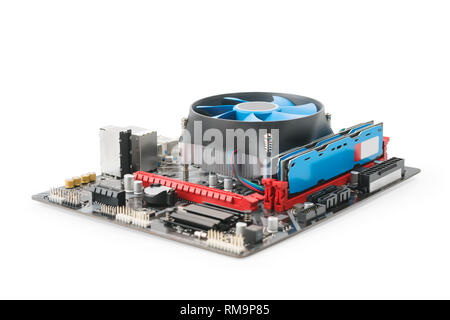 Computer Teile. CPU mit Kühler und Speicher montiert auf dem Mainboard. Auf weißen, Beschneidungspfade getrennt ausgewiesen Stockfoto