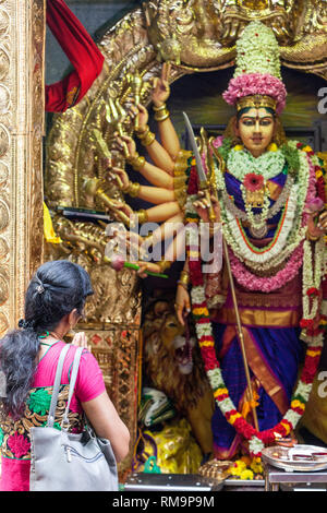 Singapore Hindu Temple Sri Vadadathira Kaliamman während Navarathiri Feiern. Verehrer, der vor der Hindu-Gottheit betet. Stockfoto