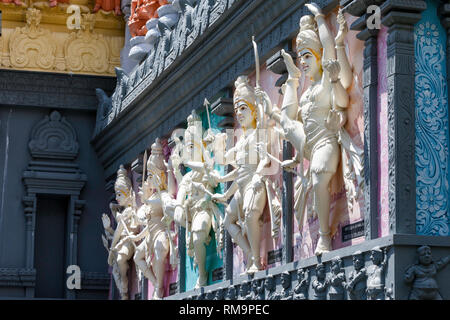 Hinduistische Gottheiten außerhalb Eingang Sri Senpaga Vinyagar hinduistischen Ganesh Tempel, Joo Chiat Bezirk, Singapur. Stockfoto