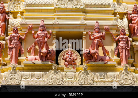 Hinduistische Gottheiten außerhalb Eingang Sri Senpaga Vinyagar hinduistischen Ganesh Tempel, Joo Chiat Bezirk, Singapur. Stockfoto