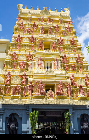 Goruram (Eingang Turm) mit hinduistischen Gottheiten außerhalb Eingang Sri Senpaga Vinyagar hinduistischen Ganesh Tempel, Joo Chiat Bezirk, Singapur. Stockfoto