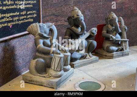 Skulpturen von Ganesh Musikinstrumente, Sri Senpaga Vinyagar hinduistischen Ganesh Tempel, Joo Chiat Bezirk, Singapur. Stockfoto