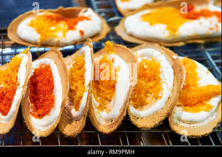 Süße bunte Khanom Buang crepe Gebäck in einem Stall in MBK Einkaufszentrum in Bangkok, Thailand verkauft. Stockfoto