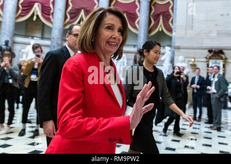 Washington DC, USA. 13. Feb 2019. Sprecher des Hauses oder Vertreter Nancy Pelosi, Demokrat aus Kalifornien, Spaziergänge zum Haus Stock für eine Stimme in Washington, DC am 13. Februar 2019. Credit: Alex Edelman/CNP/MediaPunch Credit: MediaPunch Inc/Alamy leben Nachrichten Stockfoto