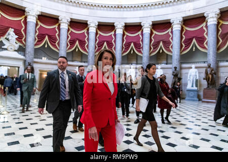 Washington DC, USA. 13. Feb 2019. Sprecher des Hauses oder Vertreter Nancy Pelosi, Demokrat aus Kalifornien, Spaziergänge zum Haus Stock für eine Stimme in Washington, DC am 13. Februar 2019. Credit: Alex Edelman/CNP/MediaPunch Credit: MediaPunch Inc/Alamy leben Nachrichten Stockfoto