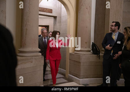 Washington DC, USA. 13. Feb 2019. Sprecher des Hauses oder Vertreter Nancy Pelosi, Demokrat aus Kalifornien, Spaziergänge zum Haus Stock für eine Stimme in Washington, DC am 13. Februar 2019. Credit: Alex Edelman/CNP/MediaPunch Credit: MediaPunch Inc/Alamy leben Nachrichten Stockfoto
