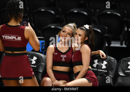 Philadelphia, Pennsylvania, USA. 13 Feb, 2019. Bügel-eulen Cheerleadern posieren für ein Foto vor der American Athletic Conference Basketball Spiel am Liacouras Center in Philadelphia gespielt. Tempel beat SMU 82-74. Credit: Ken Inness/ZUMA Draht/Alamy leben Nachrichten Stockfoto