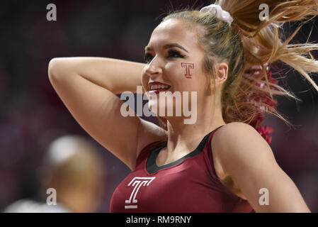 Philadelphia, Pennsylvania, USA. 13 Feb, 2019. Ein Tempel Eulen Cheerleader führt während der Amerikanischen Athletic Conference Basketball Spiel am Liacouras Center in Philadelphia gespielt. Tempel beat SMU 82-74. Credit: Ken Inness/ZUMA Draht/Alamy leben Nachrichten Stockfoto