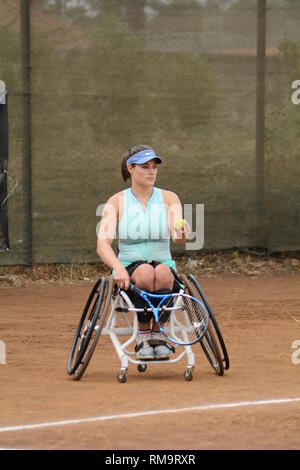 Frankreich Rollstuhl Tennis Player Emmanuelle Morch in Aktion gegen Südafrika von Mariska Venter während Nairobi öffnen Rollstuhl Tennis Tour gesehen. Morch gewann 7-6 (8) 6-4 Damen Einzel Meisterschaft zu nehmen. Stockfoto