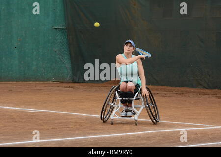 Frankreich Rollstuhl Tennis Player Emmanuelle Morch in Aktion gegen Südafrika von Mariska Venter während Nairobi öffnen Rollstuhl Tennis Tour gesehen. Morch gewann 7-6 (8) 6-4 Damen Einzel Meisterschaft zu nehmen. Stockfoto