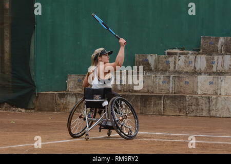 Südafrikas Mariska Venter Rollstuhl Tennis Player in Aktion gegen Emmanuelle Morch Frankreichs während der Nairobi öffnen Rollstuhl Tennis Tour gesehen. Morch gewann 7-6 (8) 6-4 Damen Einzel Meisterschaft zu nehmen. Stockfoto