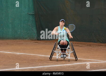 Frankreich Rollstuhl Tennis Player Emmanuelle Morch in Aktion gegen Südafrika von Mariska Venter während Nairobi öffnen Rollstuhl Tennis Tour gesehen. Morch gewann 7-6 (8) 6-4 Damen Einzel Meisterschaft zu nehmen. Stockfoto