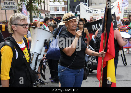 Sydney, Australien. 14. Februar 2019. März zu NSW Parlament am 15. Jahrestag des Todes der Aborigines junge T.J. Hickey, der nach einer polizeilichen Verfolgungsjagd im Sydney Vorort von Waterloo starb. Credit: Richard Milnes/Alamy leben Nachrichten Stockfoto