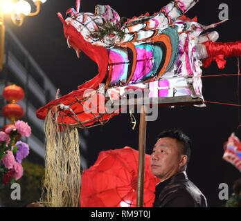 Qiandongnan der chinesischen Provinz Guizhou. 13 Feb, 2019. Ein Mann bereitet Dragon dance durchführen, um der bevorstehenden Lantern Festival, das am 13.02.19 In diesem Jahr fällt, in Shibing Grafschaft zu feiern, im Südwesten Chinas Provinz Guizhou, 13.02.2019. Credit: Zong Hui/Xinhua/Alamy leben Nachrichten Stockfoto