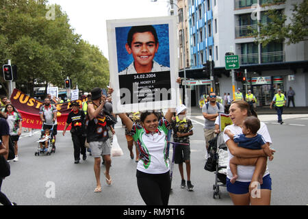 Sydney, Australien. 14. Februar 2019. März zu NSW Parlament am 15. Jahrestag des Todes der Aborigines junge T.J. Hickey, der nach einer polizeilichen Verfolgungsjagd im Sydney Vorort von Waterloo starb. Credit: Richard Milnes/Alamy leben Nachrichten Stockfoto