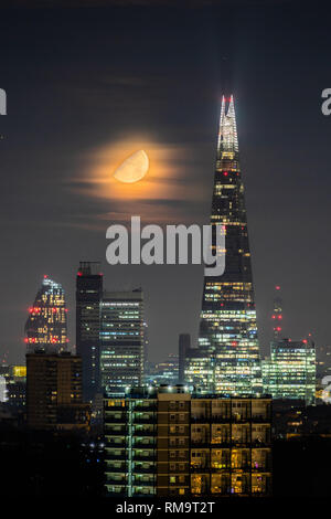 Waxing Gibbous Mond über dem Der Shard Wolkenkratzer in London Stockfoto