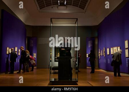 Amsterdam, Niederlande. 13 Feb, 2019. Besucher Blick auf die ausgestellten Werke während der Medien Vorschau auf die Ausstellung "Alle Rembrandts' an das Rijksmuseum in Amsterdam, Niederlande, 13.02.2019. Rijksmuseum präsentiert alle seine Sammlung von Rembrandts Werke in der Ausstellung der 350. Jahrestag des Todes der niederländische Maler Rembrandt Harmenszoon van Rijn. Quelle: Sylvia Lederer/Xinhua/Alamy leben Nachrichten Stockfoto