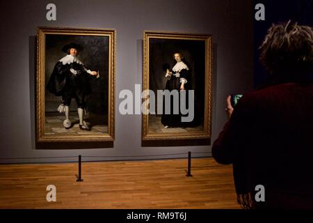 Amsterdam, Niederlande. 13 Feb, 2019. Ein Besucher nimmt Foto des Porträts von Rembrandt im Rijksmuseum in Amsterdam, Niederlande, 13.02.2019. Rijksmuseum präsentiert alle seine Sammlung von Rembrandts Werke in der Ausstellung der 350. Jahrestag des Todes der niederländische Maler Rembrandt Harmenszoon van Rijn. Quelle: Sylvia Lederer/Xinhua/Alamy leben Nachrichten Stockfoto