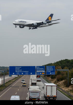 Frankfurt am Main, Deutschland. 15 Aug, 2018. Ein Airbus A380 der Fluggesellschaft Lufthansa fliegt über die Autobahn A5 bei der Landung. Credit: Silas Stein/dpa | Verwendung weltweit/dpa/Alamy leben Nachrichten Stockfoto