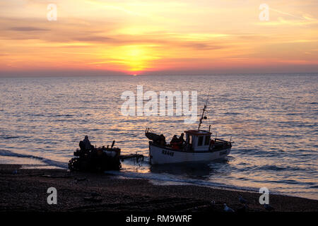 Hastings, East Sussex, UK. 14 Feb, 2019. UK Wetter: Hastings Fischerboot bei Sunrise lanciert wird. Hastings hat den größten Strand-Fischereiflotte in Europa. Credit: Carolyn Clarke/Alamy leben Nachrichten Stockfoto