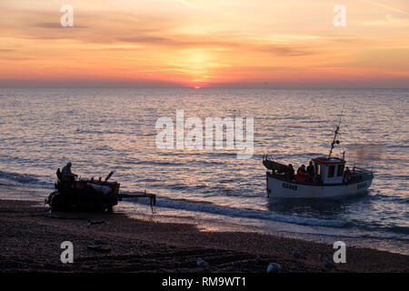 Hastings, East Sussex, UK. 14 Feb, 2019. UK Wetter: Hastings Fischerboot bei Sunrise lanciert wird. Hastings hat den größten Strand-Fischereiflotte in Europa. Credit: Carolyn Clarke/Alamy leben Nachrichten Stockfoto