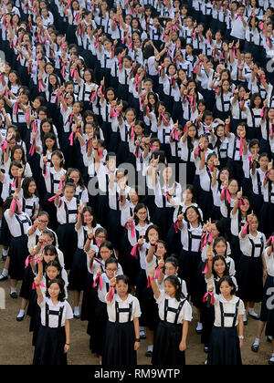 Manila, Philippinen. 14 Feb, 2019. Studenten Tanz, wie sie in der eine Milliarde steigende globale Kampagne "Gewalt gegen Frauen und Kinder zu beenden, während der Valentinstag Feier an einer Schule in Manila, Philippinen, 14.02.2019. Credit: rouelle Umali/Xinhua/Alamy leben Nachrichten Stockfoto