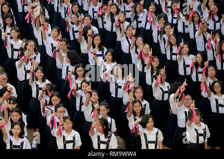 Manila, Philippinen. 14 Feb, 2019. Studenten Tanz, wie sie in der eine Milliarde steigende globale Kampagne "Gewalt gegen Frauen und Kinder zu beenden, während der Valentinstag Feier an einer Schule in Manila, Philippinen, 14.02.2019. Credit: rouelle Umali/Xinhua/Alamy leben Nachrichten Stockfoto