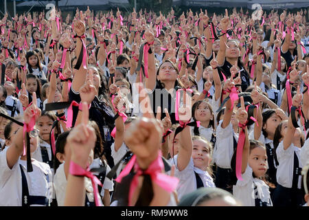 Manila, Philippinen. 14 Feb, 2019. Schüler und Lehrer Tanz, wie sie in der eine Milliarde steigende globale Kampagne "Gewalt gegen Frauen und Kinder zu beenden, während der Valentinstag Feier an einer Schule in Manila, Philippinen, 14.02.2019. Credit: rouelle Umali/Xinhua/Alamy leben Nachrichten Stockfoto